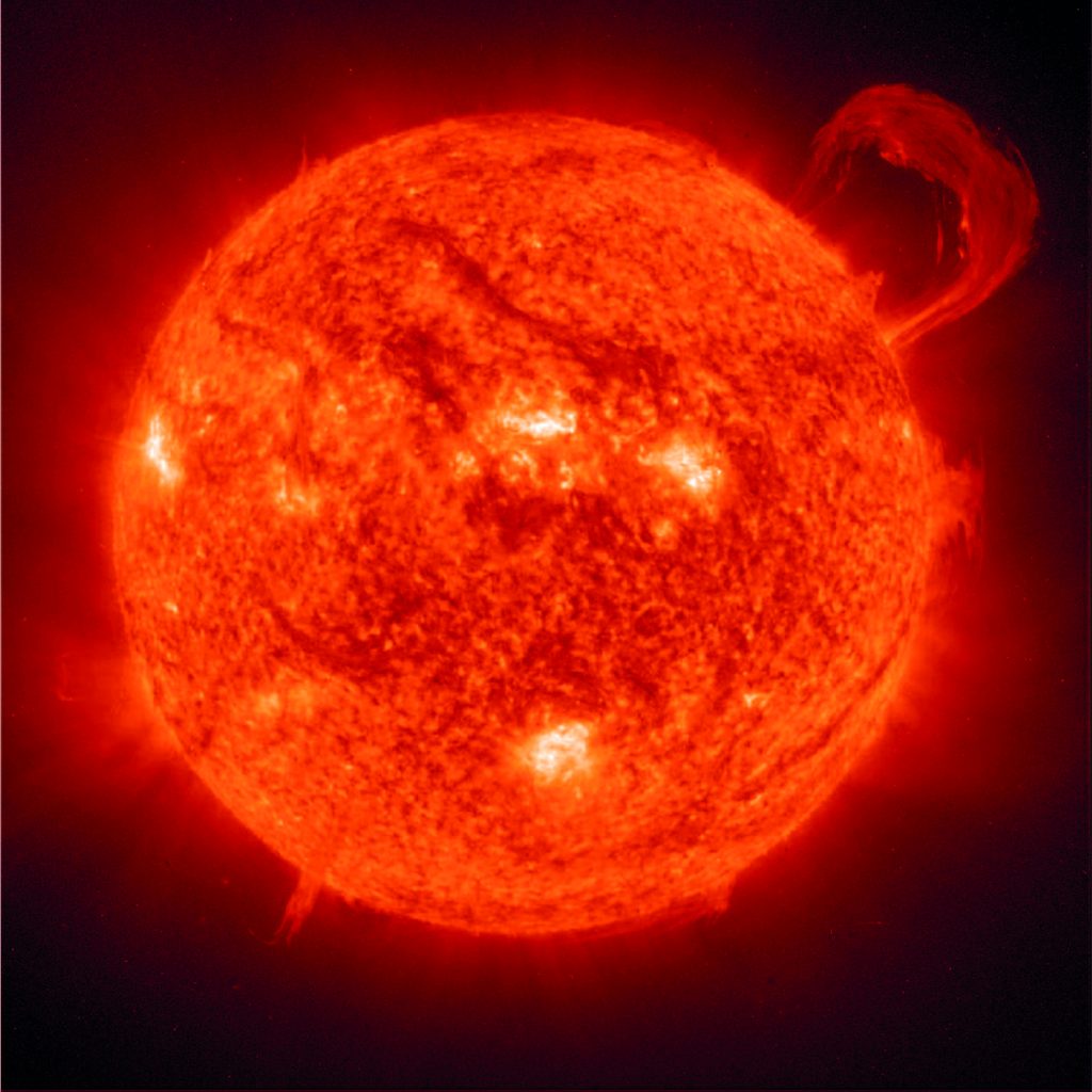 Fotografía del sol como portada del episodio de Coffee Break Vacuna; Agujeros Negros en Física Teórica; ANITA y Universos Paralelos; Paranoias Solares